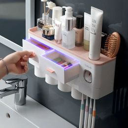 Hoofdbadkameraccessoires Set magnetische adsorptie tandenborstelhouder Automatische tandpasta dispenser met opslagrek van het bekerwandbevestiging