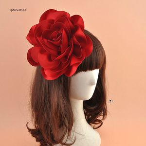 Hoofdkleding Haaraccessoires Hoge kwaliteit Big Satin Flower Hair Clip voor vrouwen Fashion Wine Red Geel Blue Purple Party Vrouwen Show Dance Hair Accessoires 230729