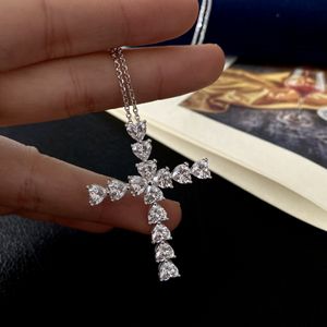 Colgante de cruz de diamante con corte de corazón de 0,5 CT, collar de colgantes para fiesta y boda de plata de ley auténtica para mujeres y hombres, joyería de moissanita