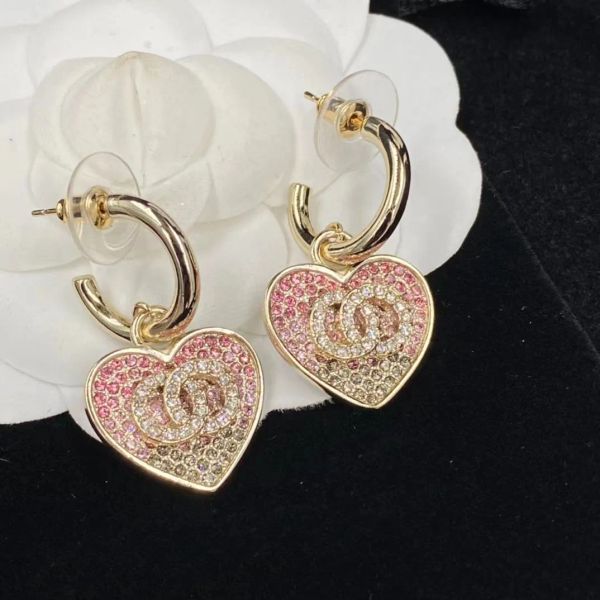 Boucles d'oreilles pendantes en forme de cœur Crochet en plaqué or 18 carats avec strass roses Swarovski Boucles d'oreilles de créateur féminines qui mettent en valeur la vitalité juvénile des femmes Polyvalentes mais élégantes