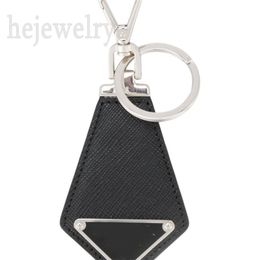 Hartmetaalontwerper Key Chains Zwart Leather Keyring Vrouwen mannen delicate portachiavi driehoekige email hanger luxe sleutelhanger mode -accessoires PJ056 c23