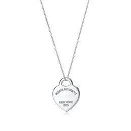 Collier de coeur Colliers de pendentif Designer pour femme Collier Bijoux de mode Men Gold Silver Chain Designer Bijoux d'anniversaire Cadeau de Noël