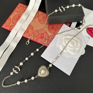 Cadenas de perlas de corazón Collares de diseño Carta de diamante Neckalce Colgantes 18K Chapado en oro Gargantilla de cobre Marca Suéter Cadena Mujeres Accesorios de joyería de boda