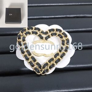 Hartspelden merkontwerper broche 18k gouden letter pinnen broches sieraden mannen vrouwen inlay kristal broche caple buckle parel pak pin doek accessoires cadeau met doos