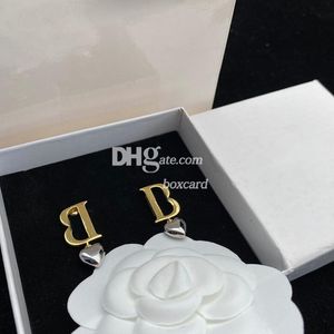 Hartvorm oorbellen ontwerper brief oordruppels voor meisjes retro goud messing oorbellen drop studs met geschenkdoos
