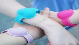 Bracelet de poignet en silicone en forme de coeur pour bracelet de désinfectant pour les mains de 10 ml concepteurs de distribution sangle de désinfectant portable portable Bang3153269
