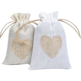 Coeur petit sac-cadeau de jute avec cordon de cordon de faveur des sachets pour la douche de mariage fête Noël