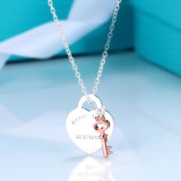 Coeurs avec des clés roses accessoires de créateurs en gros en forme de coeur en acier inoxydable double coeur bijoux de Noël dames de luxe femmes pendentif boîte de diamant esprit