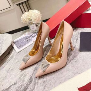 Diseñador de bombas de tacón Valentyno zapatos 2024 High Stud Vlogoo New Paris Fashion Heal High Heal Singlewed Water Water Diamond Rivet Sandals