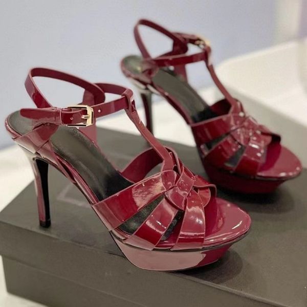 Talage Sandale Classics Designer des femmes High Heels Chaussures de soirée Boucle STILETTO Sandale 10 cm Robe en métal brillant en cuir Chaussures de mariage rouge