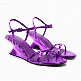 Talons hauts calices métalliques Sandales Bling pour femmes Boucle étroite Boucle Sangle Sexe Chaussures Open Toe Sum D81