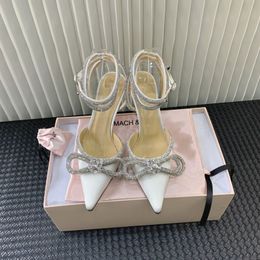 Heel Luxe Designer High Heeled Sandalen Dames Mach Satin Bow Dress Shoes Crystal verfraaide Rhinestone Stiletto Witte hiel enkelband avondschoen topkwaliteit