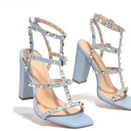 Heels sandalen dames dik zomer hoog ontwerpmerk mid-hak sexy open teen met pvc buckle strap square hiel t221209 508