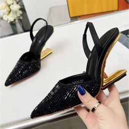 Hakken Slingback Dress Fashion Designer Sandalen voor vrouwen met lege enkelriem aan de achterkant Crystal Decorated Wedding Shoes Wedge Heel Dh 90