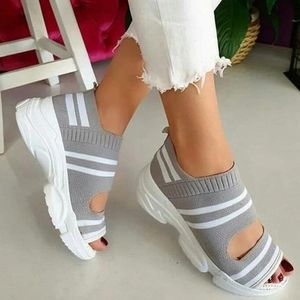 Hakken vrouw gebreide sandalen zomerplatform comfortabele sandalen sportschoenen vrouwelijke slip op piep teen dames sneakers