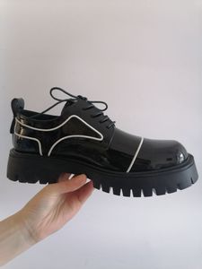 Zapatos de hombre Zapatillas de deporte de plataforma de hombre lindo Zapatillas de deporte de diseñador de suela gruesa negra Aumento de altura