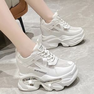 Chaussures augmentant la hauteur baskets à talons compensés cachés pour femmes chaussures de sport respirantes à plate-forme épaisse femme mode baskets à semelle épaisse antidérapante 231204
