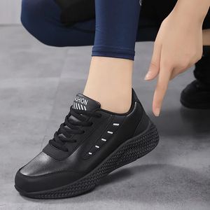 Chaussures augmentant la hauteur chaussures de course pour femmes baskets noires tendances confortable hauteur augmentant automne grosses chaussures de loisirs respirantes grande taille 231204