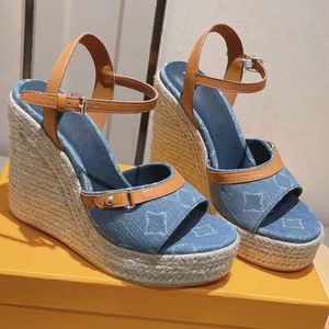 Helio Wedge Sandal 1ACIZP sandales en denim bleu Sandale pour femme Sandales de luxe Sandales rétro classiques Antidérapant Semelle extérieure en caoutchouc sandales compensées Style vacances taille 35 42