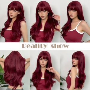 Henry Margu bordeaux longs perruques ondulées Wigs Red Wig avec une frange pour les femmes Cosplay de cheveux synthétiques quotidiens fibre résistant à la chaleur