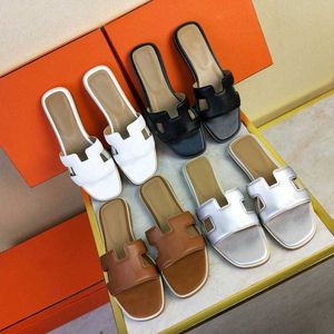 Diseñador de lujo Sandalias de cuero para mujer Zapatos planos de verano Moda Playa Mujer Zapatillas Carta Arrastrar 35-42