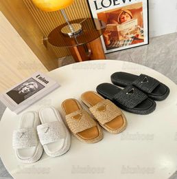 Het flatform dia's Designer Dames Raffia Slipper metalen driehoek Logo Luxurys Zomerzwembad 35 mm Platform Sandaal voor Laides logo-plaque geweven slip-on mules8947157