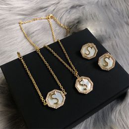 Hexagone femmes charme dame fond blanc or lettre bracelets délicat luxe diamant frontière pendentif colliers avec boîte