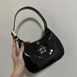 Haut niveau d'apparence mode petit livre rouge réseau rouge femme sac mode cuir verni peau de vache sac à main aisselle simple épaule bandoulière petit sac rond