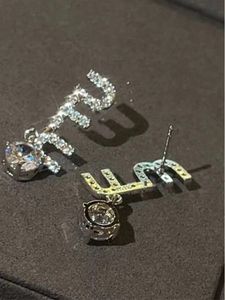 Hoog uiterlijk Miu Letter Burnded oorbellen met diamantontwerp, modieuze en veelzijdige woon -werkverkeerstijl, asymmetrische oorbellen
