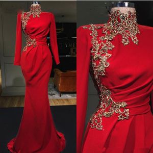 Col haut rouge sirène robes de soirée avec dentelle dorée appliquée 2020 luxe perles robes de bal manches longues Vestidos de gala