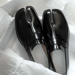 Haute définition 2022 nouvelles chaussures en cuir à bout fendu pour femmes petites chaussures en cuir tabi Lefu chaussures à fond plat fer à cheval sabot de cochon chaussures simples