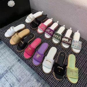 Haute édition Xiaoxiang couleur tressée un mot pantoufles femmes 2023 nouvelle broderie à fond épais à l'extérieur porter des sandales à talons épais