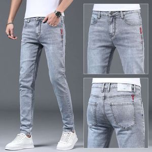 Nouveau jean bleu clair à haute élasticité pour hommes, version coréenne, pantalon coupe slim à petites jambes, polyvalent pour les pantalons pour hommes d'âge moyen et jeunes