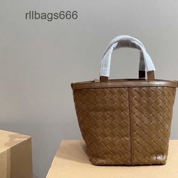 High Elegant Designer Grade Popular Lady Beauty Womens Womens Flipflap Veneeta Tote Cowhide Cabbage 2024 Basket Sac Woven Bag Bottegs N922