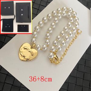 Haut de gamme 18K Plaqué Or Laiton Cuivre Coeur Pendentif Collier Femmes Designer Marque Lettre Colliers Ras Du Cou Chaîne Cristal Imitation Perle De Mariage Bijoux Cadeaux