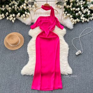 High-end en luxueuze Qianjin-stijl jurk high-end lichte luxe en niche een lijn kraag uit schouder slank fit gemiddelde lengte satijnen jurk voor vrouwen