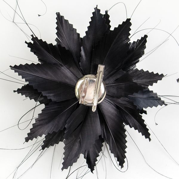Corons de plumes noirs haut de gamme épingles de broche de fleur de tissu à la main pour les femmes accessoires de vêtements de mariage cols à col