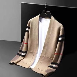 Cardigan tricoté de marque haut de gamme pour hommes, pull rayé de luxe à la mode, rasoir décontracté, tendance printemps et automne, vêtements d'extérieur pour hommes 240113