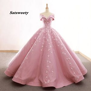 High-end snoep roze prom jurken 2021 baljurk off-the-schouder korte mouw bloem applicaties kant sweep trein ruche backless formele quinceanera jurken