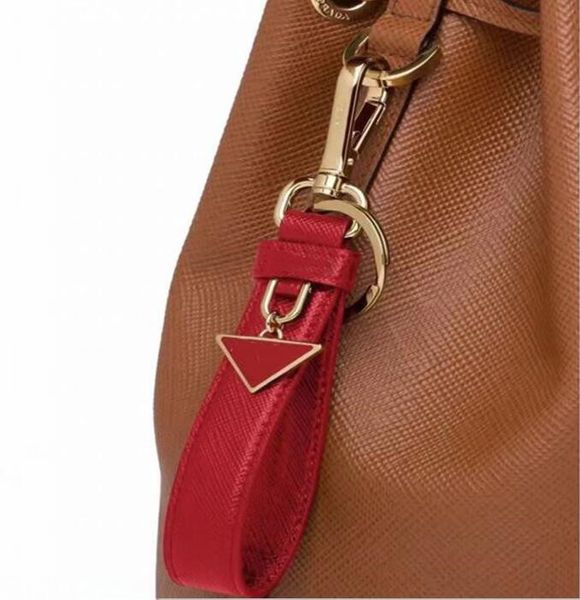 Diseñador de cuero llaveros de metal Marca Llaveros Bolso de moda colgante para encanto Mujer Llavero de coche Llavero Prad para hombres elegantes mejores regalos