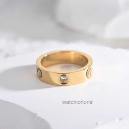 Anneau de luxe de carteur haut de gamme Love Titanium Steel Ring femelle Femelle Nettoding Rose Gold Couple fait référence à un japonais et à un simple polyvalent