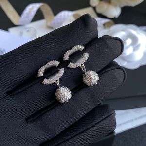 Pendiente con dijes de alta gama Pendientes de diseñador Pendientes de plata 925 de cobre que nunca se desvanecen Letra de marca para mujer Joyas de boda para mujer con diamantes de imitación de cristal