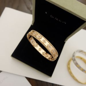 Bracelet kaléidoscope artisanal haut de gamme, bijoux haut de gamme de style rétro classique, bracelet incrusté de diamants faits à la main avec motif porte-bonheur trèfle à quatre feuilles avec étui