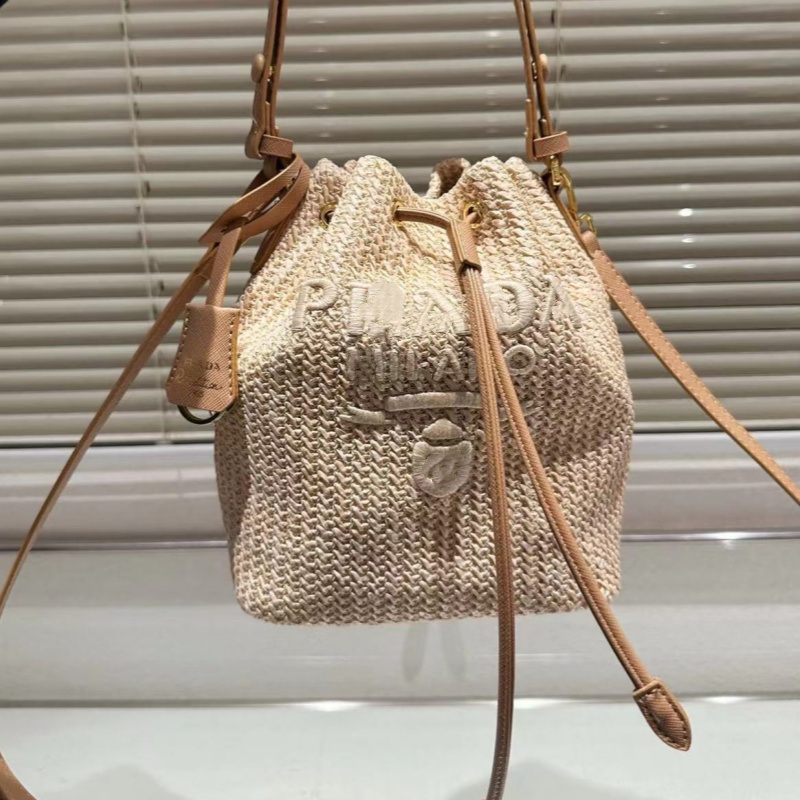 Bolsa de diseño de alta gama Bolsa de cubo de cubierta de ocio Material tejido de paja se puede transportar una bolsa deportiva de ocio a través del cuerpo envío gratis