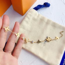 High-end Designer Brand Letter Gold armbanden Dames Bangle roestvrijstalen kristalbloem hangliefhebbers Liefhebbers Gift Polsband Cuff Chain Designer Sieraden Accessoires