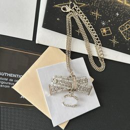 Designer haut de gamme Crystal Pearl Bowknot Pendant Colliers Chaîne Gold plaquée Lux LASSE LEXURIE LETTER LETTRE LECLE DADIES DIETES ANNIVAIR