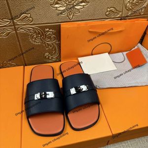 High-end designer slippers echte leer kleine zilveren gesplijste flopflops voor mannen in de zomer van 2024 Franse stijl platte zool sandalen halve slippers heren bovenkleding