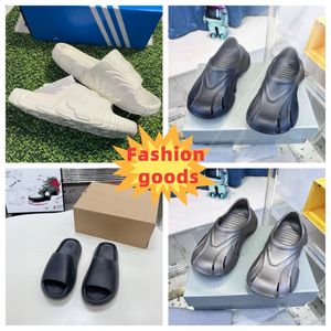 High-end designer slippers gebruiken rubberen materialen om driedimensionale, meer onderscheidende sportpantels in verschillende kleuren te creëren