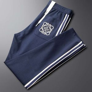 Pantalon de sport bleu brodé haut de gamme pour hommes au printemps et en été.Coupe droite haut de gamme avec petits pieds et couleurs contrastées pour pantalons de mode décontractés