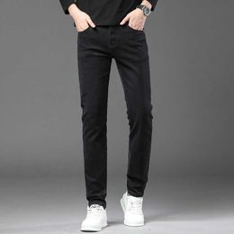 Jean noir européen haut de gamme printanière et automne pour les hommes Beau pantalon élastique à ajustement élastique à la mode à la mode hiver